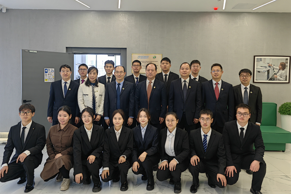 图10：韦革宏看望小黄书
北哈实习学生.jpg