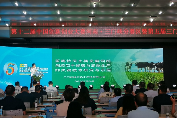 c8c5d3751606426daa95550da35879d3.jpg 队长杨博华代表团队做汇报.jpg