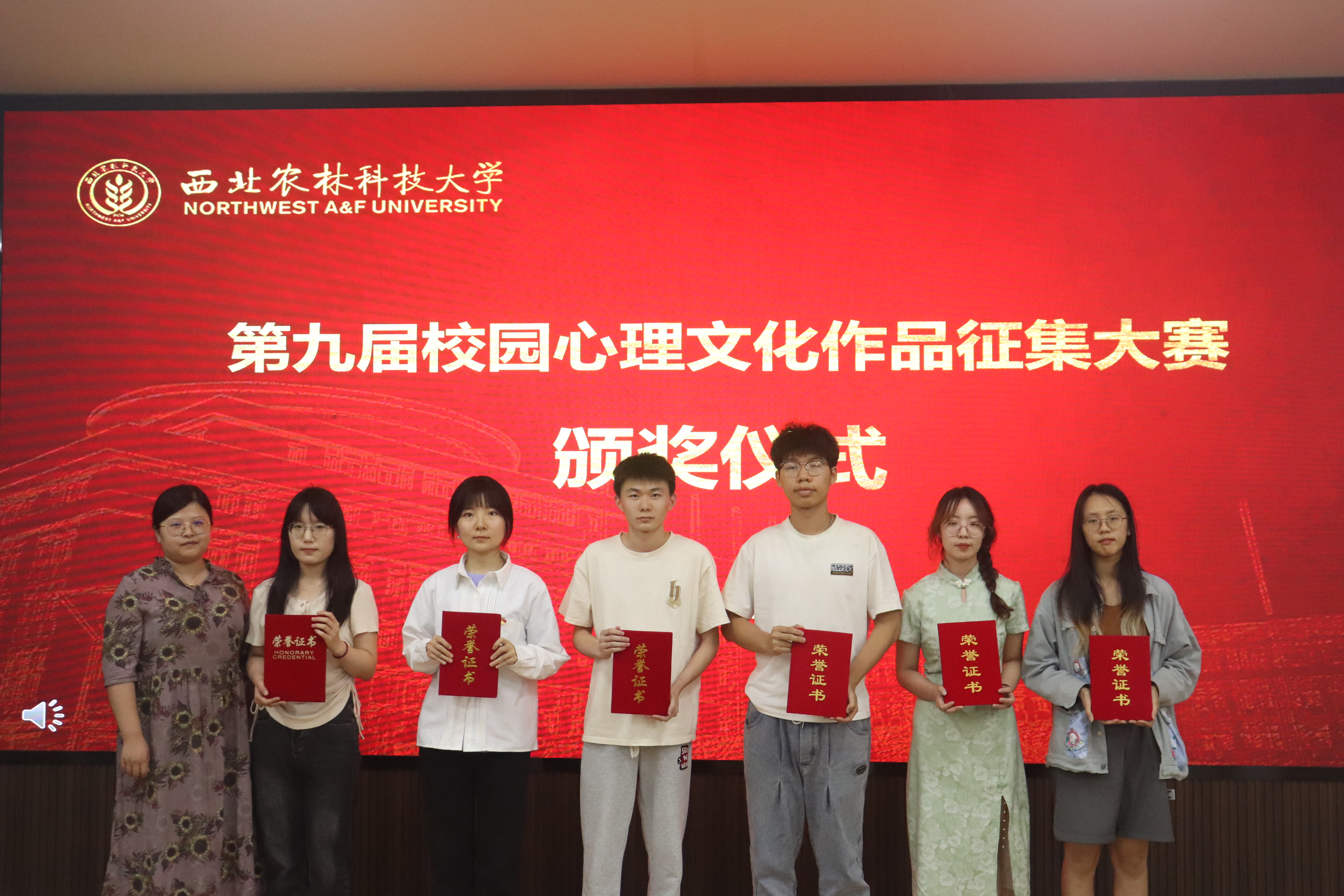 葡萄酒小黄书
王雅楠为荣获二等奖学生颁奖.JPG