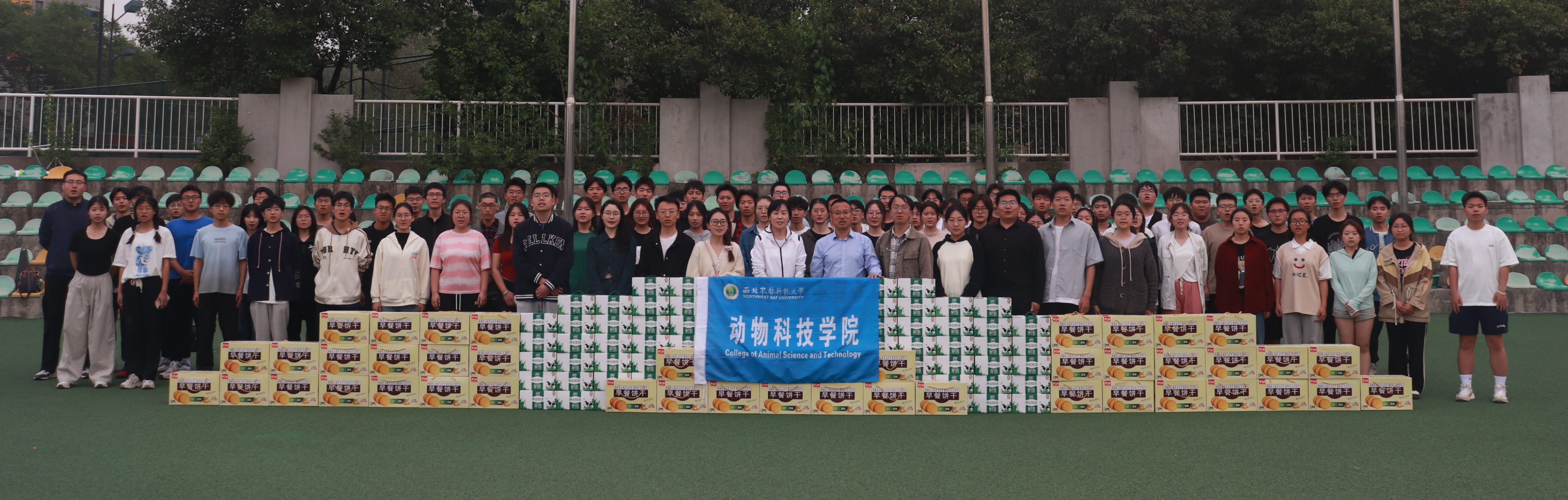 小黄书
领导看望慰问春训运动员.jpg