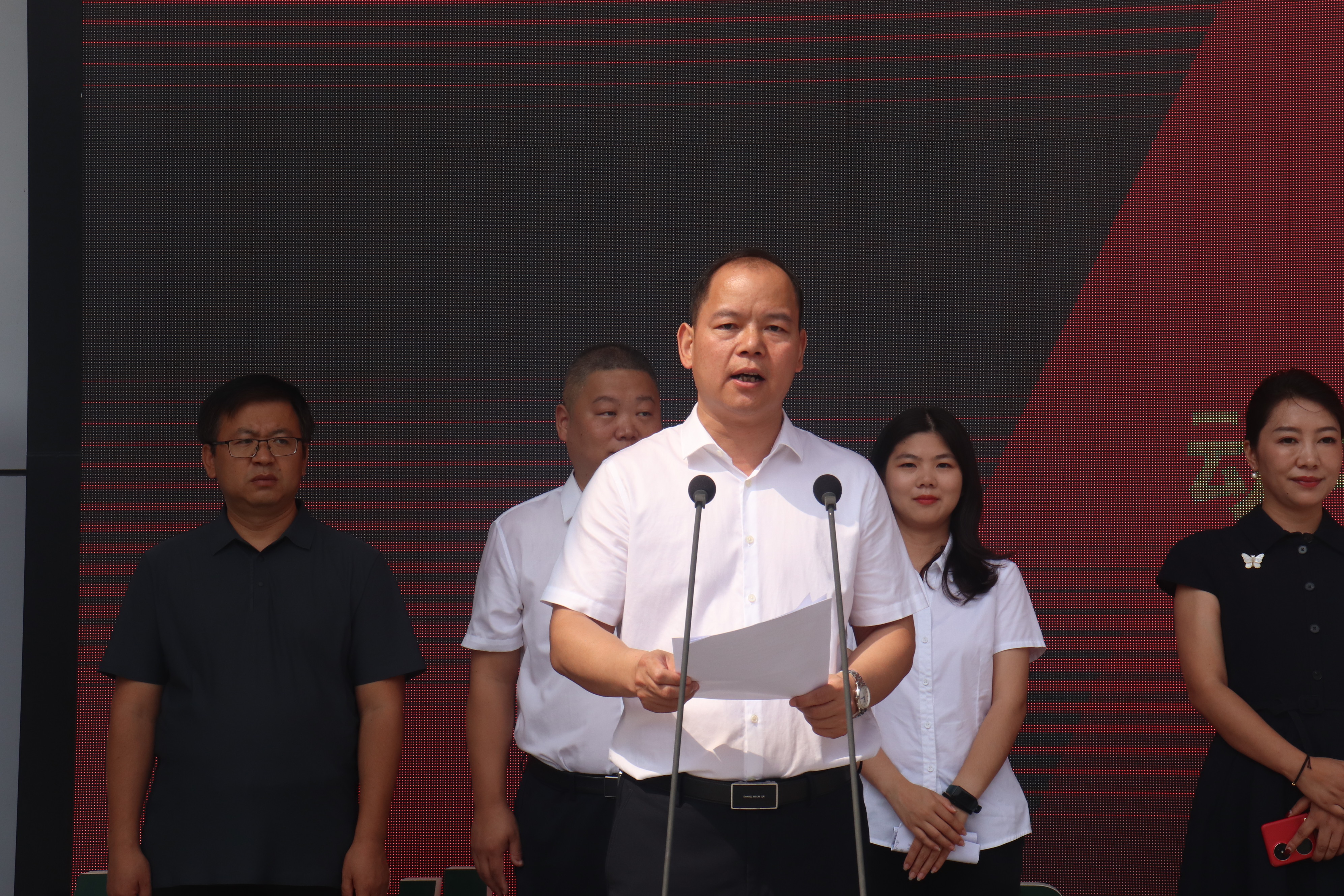 小黄书
党委书记曹军会主持捐赠仪式.JPG