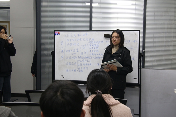 图一  田佳滢同学认真解读二课相关概念.jpg