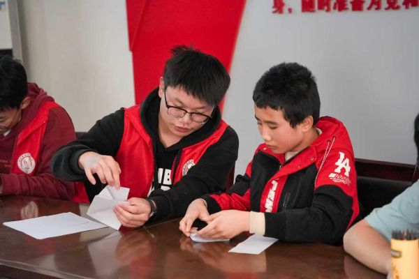 图七 志愿者指导小朋友完成作品.jpg