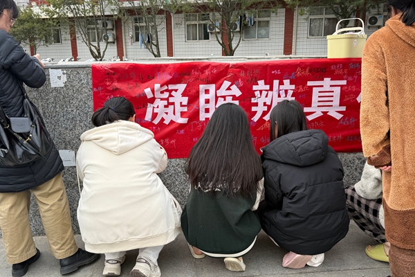 图二 同学们踊跃参与活动.jpg