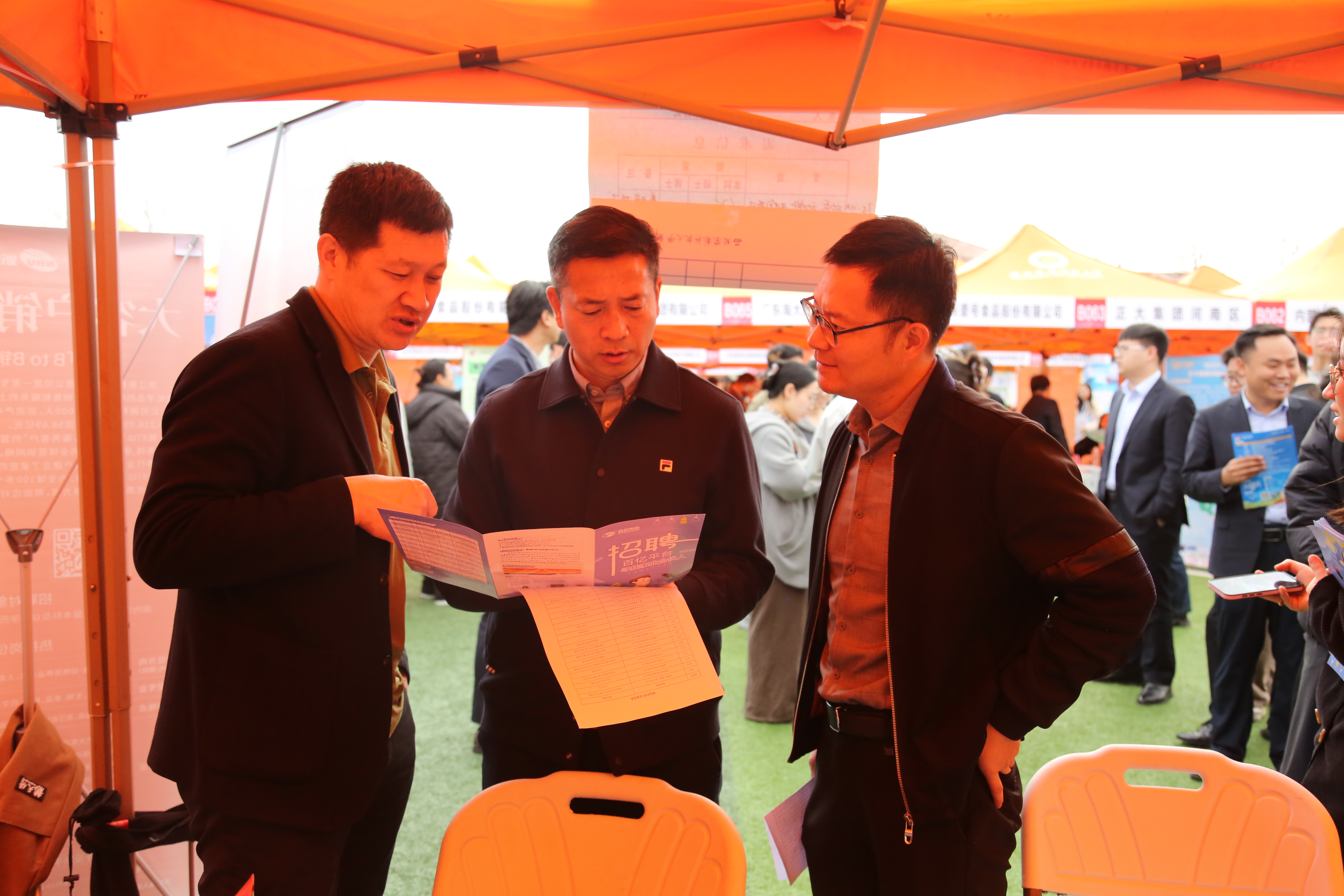 2.小黄书
党委书记张朝阳一行与用人单位交流.JPG