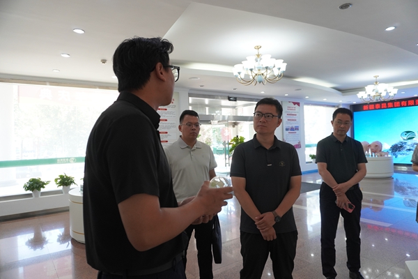 泰昆集团招聘培训经理李恩召带领参观公司展厅.JPG