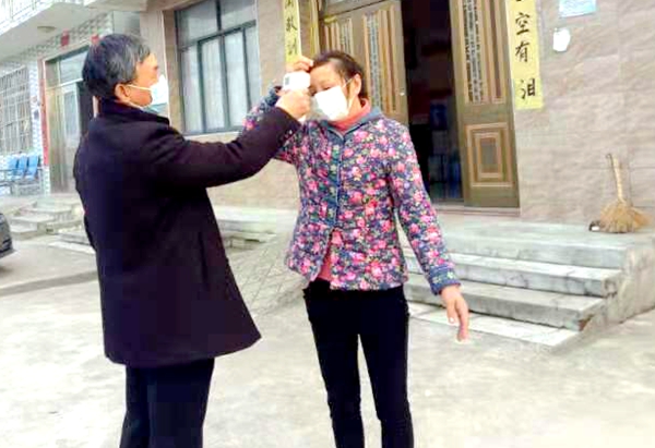 f5efe34b07494a7885a92452b963fc20.jpg 身处湖北家乡的董武子教授为村民测体温.jpg