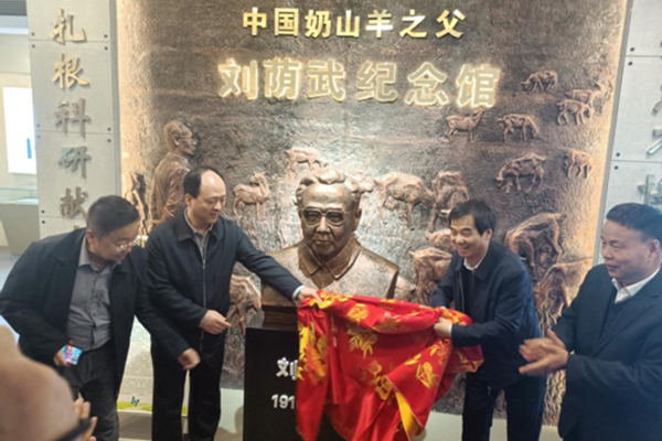 小黄书
副校长韦革宏和陇县县委书记为刘荫武纪念馆揭牌.png