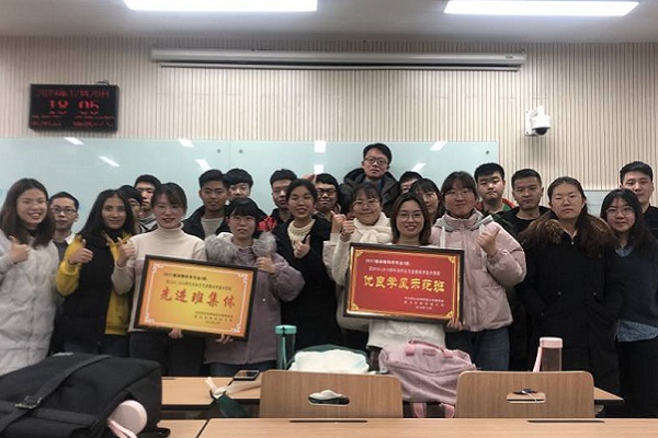 280e0bc41ea6440b8c458030459231fc.jpg 先进班集体奖状.jpg