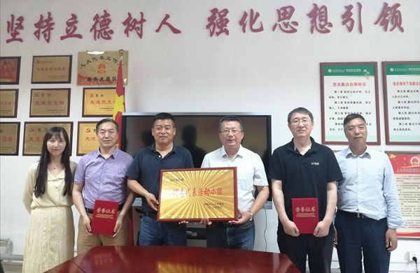 6d0bd39e698d474b99f9ca3287cade3e.jpg 颁奖.jpg