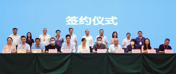 065c58179c114e7aaff8e2db193359a8.jpg 2 杨小军副院长与公司签约_副本.jpg