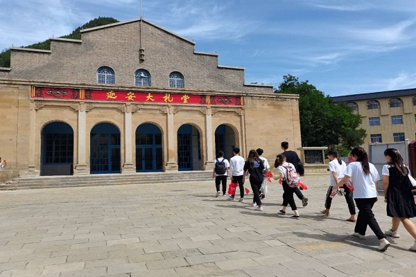 26eb5eaa12324b15b863b949ed87a120.jpg 寻访大礼堂 体悟革命情。.jpg