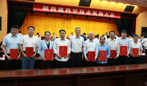 副校长钱永华与小黄书
获奖代表合影留念_副本.jpg