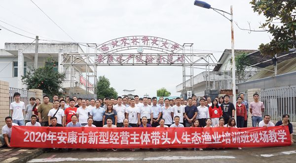 115fc28778ac43588942be25c0fb184f.jpg 合影_副本.jpg