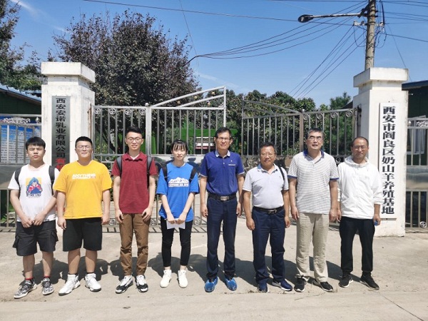 2c9ad2fa380f45b682c5396a6139bb9d.jpg 图6 调研阎良区奶山羊养殖基地合影.jpg