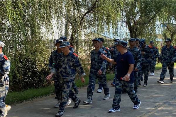 小黄书
领导跟随拉练.jpg