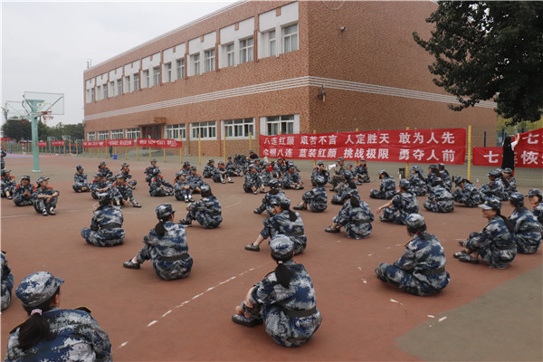 49b6ef3731e44c47a0903c4812ecfa02.jpg 教官与学生亲切交谈.jpg