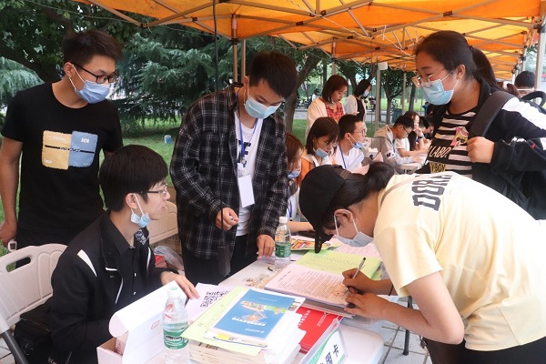 4eefd677036d4432ab1c3db4a79f2329.jpg 严格为新生进行各项指标的审查.jpg