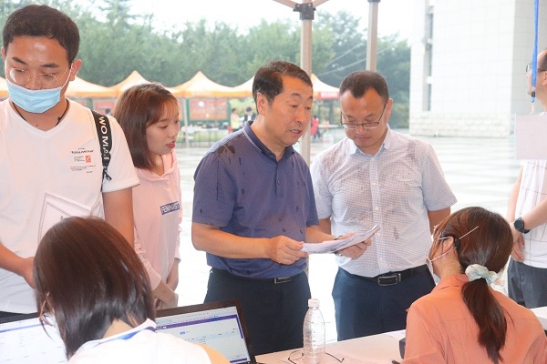 918fd88893764af68846ba265e0c5be1.jpg 院长姚军虎与党委副书记王力关心新生报到情况.jpg