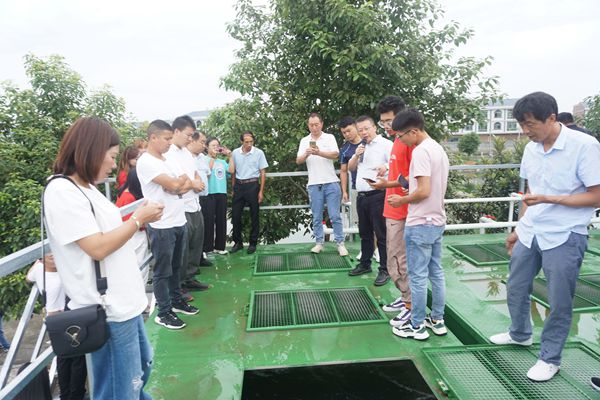 c37cdcff61e749f78bdebc4f822efb0a.jpg 参观集装箱_副本.jpg