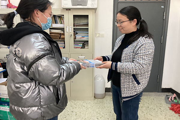 ba0157ba74354f62bca01d7b2a26aaa9.jpg 图片三 拜访恩师.jpg