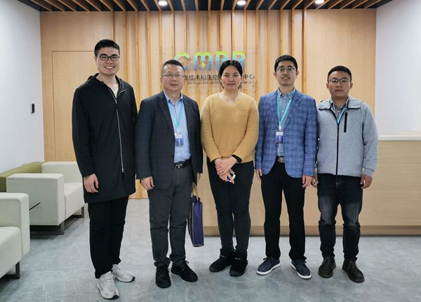 8bd68fea654749c6ab69fbc78753db2f.jpg 与水生所学习的小黄书
毕业学子马明洋同学合影_副本.jpg