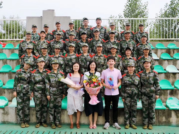 3bd854a46fc54a59ab3c2dc5d73347c4.jpg 班级合影2.jpg