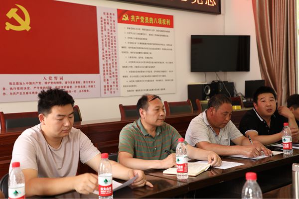 64c1af49edc643b6be1b42ff1373a9c0.jpg 图片一 村委会徐书记等人为团队讲述两河村发展现状_副本.jpg