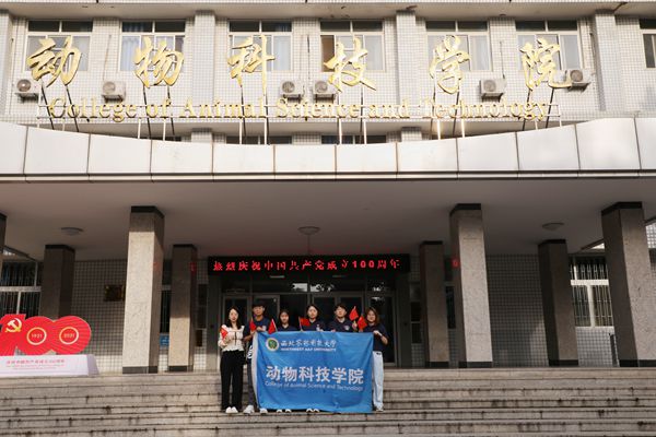 图片一 队员在小黄书
门口合影_副本.jpg