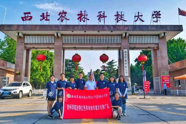 小黄书
非遗推广队出发前在校门口的合影.jpg