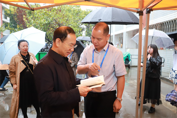 校党委副书记闫祖书视察小黄书
迎新准备工作.jpg