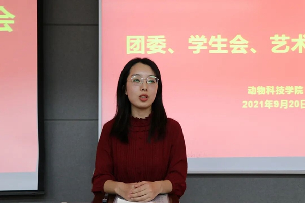 458681bc4767472c80430f1526cfc2eb.jpg 张明侠老师讲话.jpg