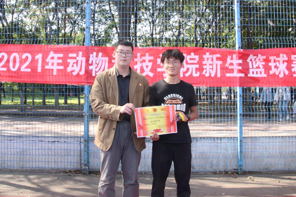 78beb8d76bac4e55a202aaa0356dfe9b.png 辅导员梁旭辉为优秀组织奖颁奖.png