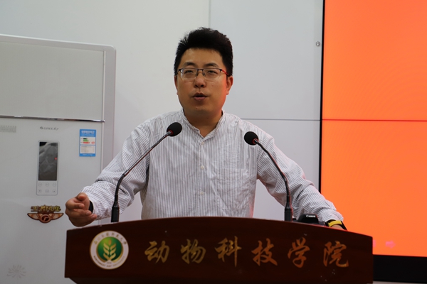 3954d5720e834a488bf65f2e59309fae.jpg 张佳奎老师给大家展开培训.jpg