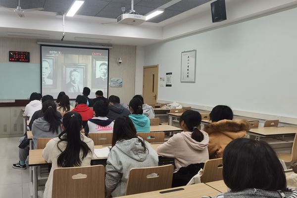 e48af1204b6c49d2a38cae3e5087e2e7.jpg 支部工作人员与同学们观看影片.jpg