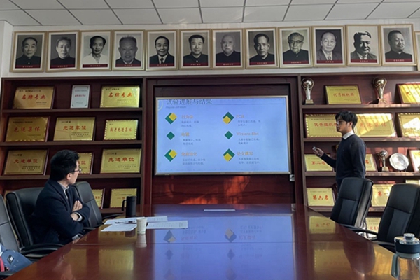 b8d2ec9cf61943f9aa248236bfb5dfae.jpg 答辩现场2.jpg