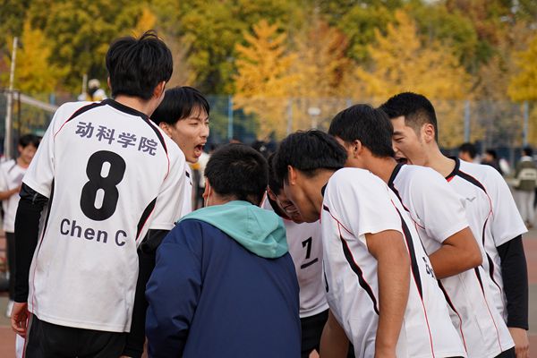 cd20b7e2fa16479299c1e6452de13688.jpg 队员们加油打气.jpg