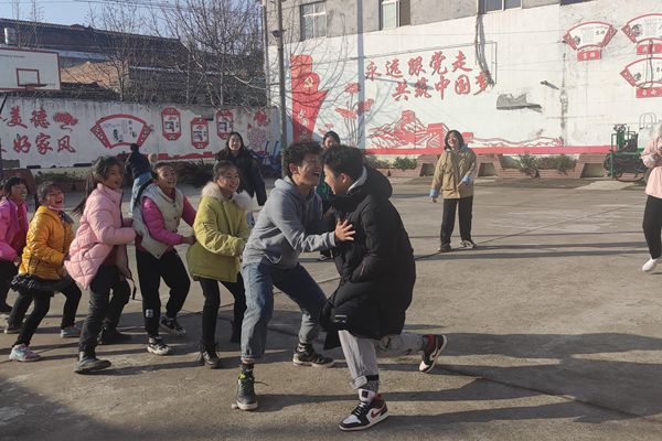 31c1bbbe846d4ae88dab5584f7b307c3.jpg 志愿者与小朋友游戏_副本.jpg