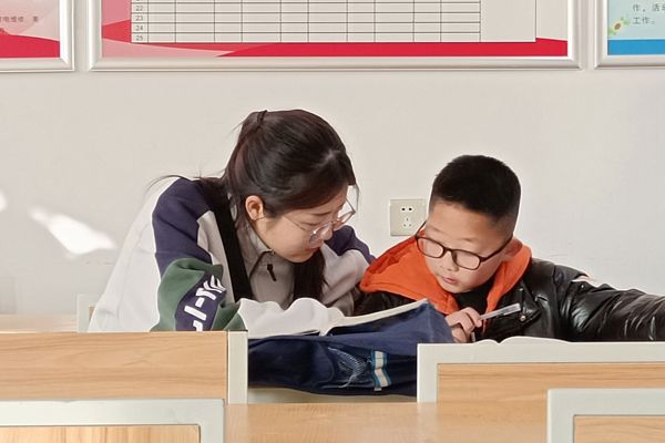 6537a76cbd6743ab8c09e9d549302df1.jpg 志愿者为孩子辅导作业_副本.jpg