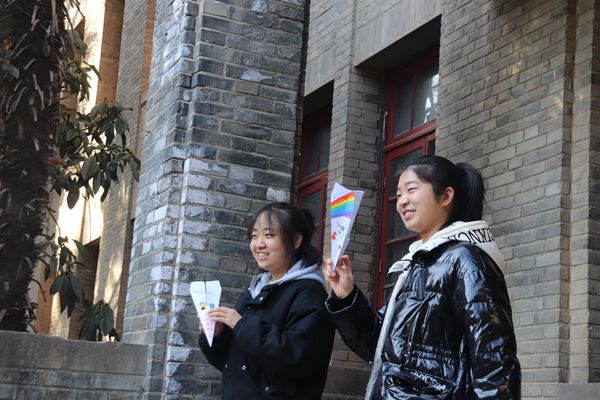 692bc024c7754f14b7cc04dcc8371c3a.jpg 同学们各自放飞纸飞机.jpg