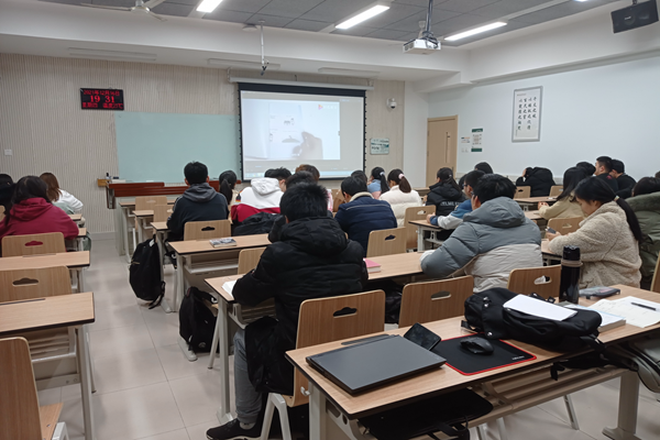 97f9810960bb4b48a4b83a026e4f6dfa.png 同学们认真听取演讲_副本.png