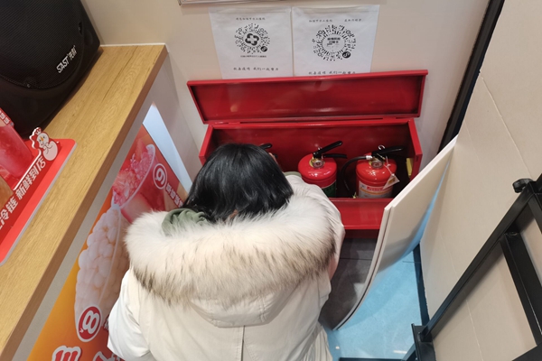 bceb97a0ec3a47bb80ad23e85e0a0dea.jpg 村助挨家挨户检查灭火器 (2)(1).jpg