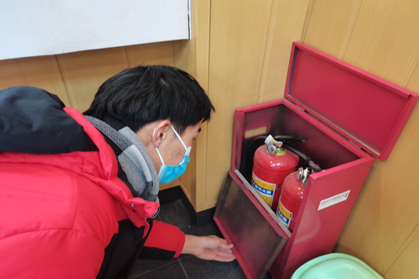 d943eb1e04a5463f9573a0b62d9cbd2d.jpg 村助挨家挨户检查灭火器 (3)(1).jpg