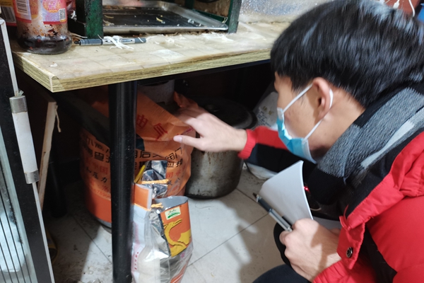 f559d66bead74281a22b92ec49e6e39b.jpg 村助挨家挨户检查煤气罐 (3)(1).jpg