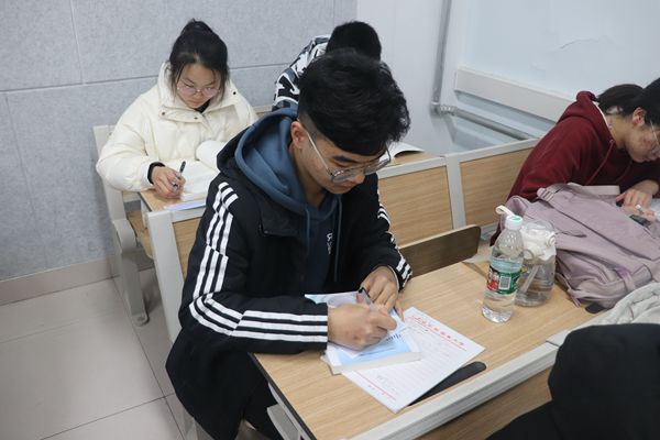 69f7d43da0974fb1aec7444488ff935f.jpg 书写祝福卡片.JPG