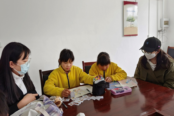 0d236b55719f4d8bbdad5db069fdd3ef.png 村助辅导小朋友做手工.png