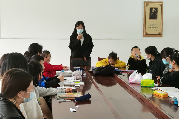 d80fd57a65a449f4a6a2509cf1e8a009.png 给小朋友们讲故事.png