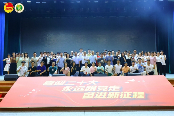 36d8202d27164667aeba6815ae43e98f.jpg 工作人员合影留念.jpg