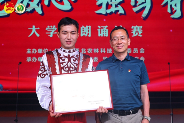 0eba001badee43a3ba87890319712321.jpg 校党委副书记闫祖书为荣获一等奖的队伍颁奖.jpg