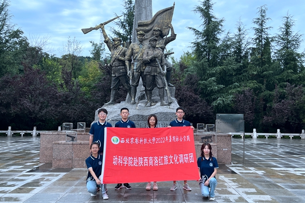 8d955ff06e5b4dc38692a7eca69ae959.jpg 图二 在纪念碑前合影.jpg